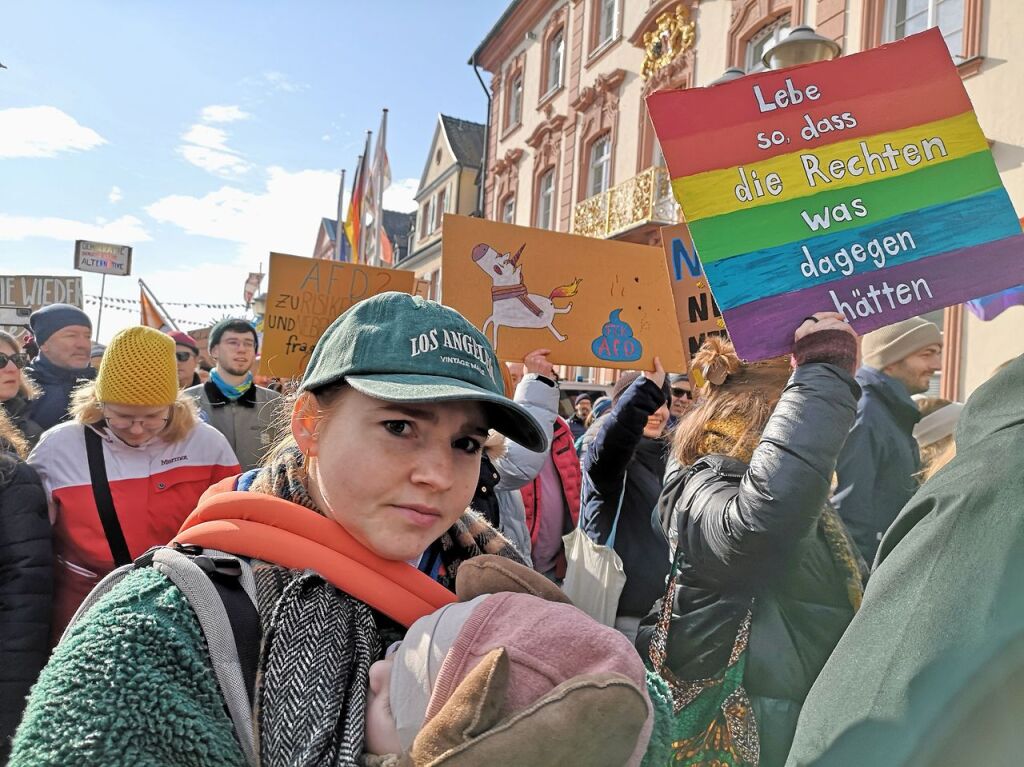 Bei strahlendem Sonnenschein machten sich rund 5000 Teilnehmende vom Platz der Verfassungsfreunde in Richtung Marktplatz auf die Beine. Es ging auch am AfD-Wahlstand vorbei.