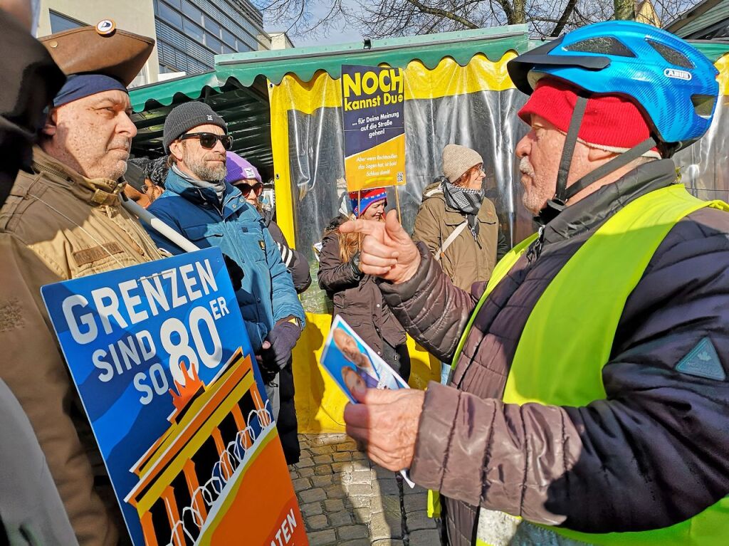 Bei strahlendem Sonnenschein machten sich rund 5000 Teilnehmende vom Platz der Verfassungsfreunde in Richtung Marktplatz auf die Beine. Es ging auch am AfD-Wahlstand vorbei.