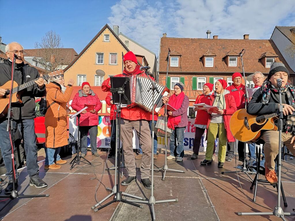 Bei strahlendem Sonnenschein machten sich rund 5000 Teilnehmende vom Platz der Verfassungsfreunde in Richtung Marktplatz auf die Beine. Es ging auch am AfD-Wahlstand vorbei.