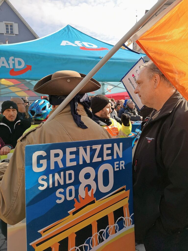 Bei strahlendem Sonnenschein machten sich rund 5000 Teilnehmende vom Platz der Verfassungsfreunde in Richtung Marktplatz auf die Beine. Es ging auch am AfD-Wahlstand vorbei.