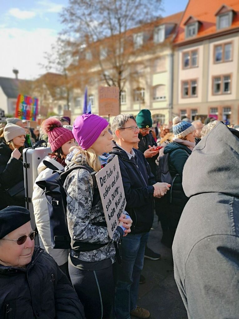 Bei strahlendem Sonnenschein machten sich rund 5000 Teilnehmende vom Platz der Verfassungsfreunde in Richtung Marktplatz auf die Beine. Es ging auch am AfD-Wahlstand vorbei.