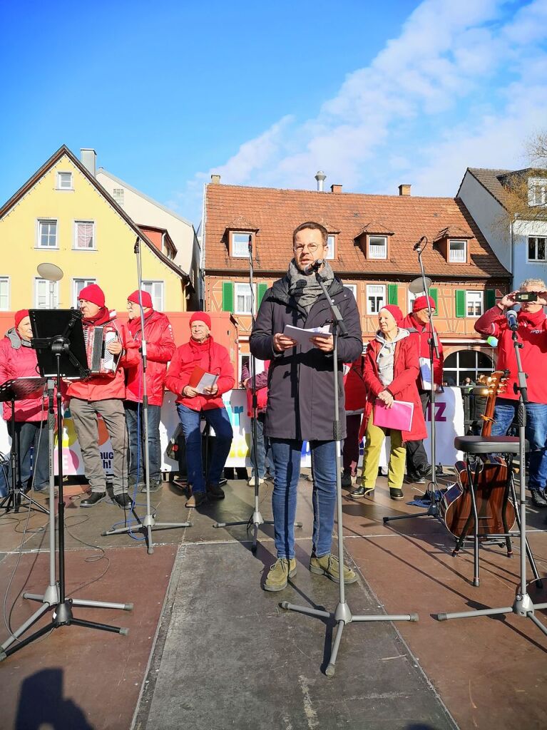 Bei strahlendem Sonnenschein machten sich rund 5000 Teilnehmende vom Platz der Verfassungsfreunde in Richtung Marktplatz auf die Beine. Es ging auch am AfD-Wahlstand vorbei.