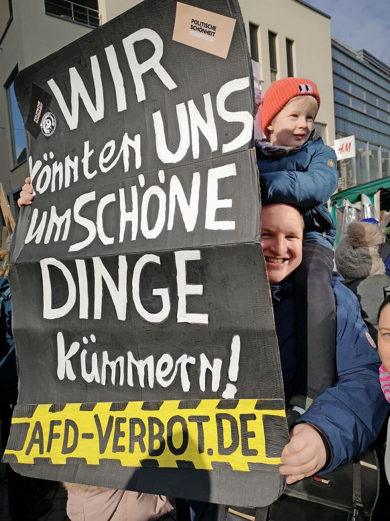 Bei strahlendem Sonnenschein machten sich rund 5000 Teilnehmende vom Platz der Verfassungsfreunde in Richtung Marktplatz auf die Beine. Es ging auch am AfD-Wahlstand vorbei.