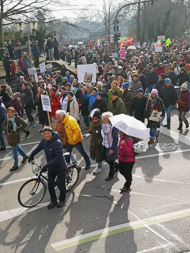 Bei strahlendem Sonnenschein machten sich rund 5000 Teilnehmende vom Platz der Verfassungsfreunde in Richtung Marktplatz auf die Beine. Es ging auch am AfD-Wahlstand vorbei.