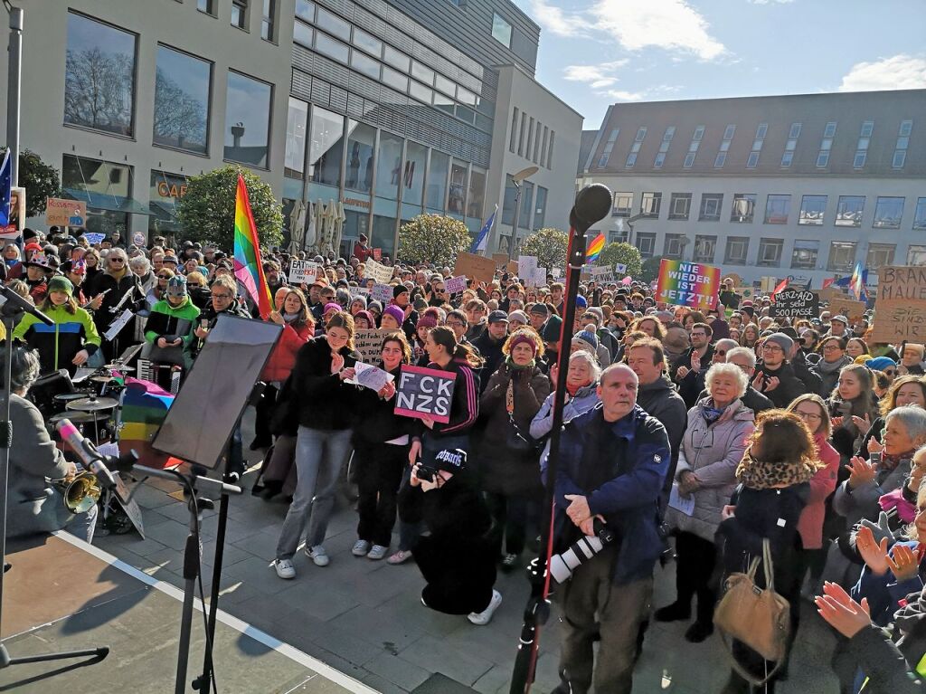 Bei strahlendem Sonnenschein machten sich rund 5000 Teilnehmende vom Platz der Verfassungsfreunde in Richtung Marktplatz auf die Beine. Es ging auch am AfD-Wahlstand vorbei.