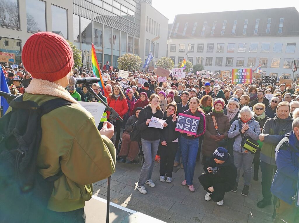 Bei strahlendem Sonnenschein machten sich rund 5000 Teilnehmende vom Platz der Verfassungsfreunde in Richtung Marktplatz auf die Beine. Es ging auch am AfD-Wahlstand vorbei.