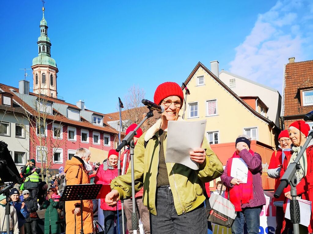 Bei strahlendem Sonnenschein machten sich rund 5000 Teilnehmende vom Platz der Verfassungsfreunde in Richtung Marktplatz auf die Beine. Es ging auch am AfD-Wahlstand vorbei.