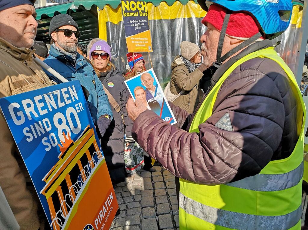 Bei strahlendem Sonnenschein machten sich rund 5000 Teilnehmende vom Platz der Verfassungsfreunde in Richtung Marktplatz auf die Beine. Es ging auch am AfD-Wahlstand vorbei.