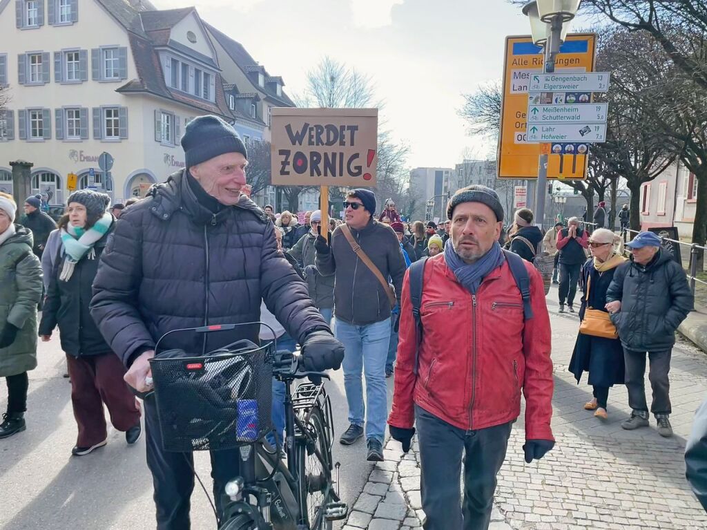 Bei strahlendem Sonnenschein machten sich rund 5000 Teilnehmende vom Platz der Verfassungsfreunde in Richtung Marktplatz auf die Beine. Es ging auch am AfD-Wahlstand vorbei.