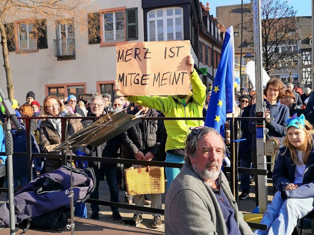 Bei strahlendem Sonnenschein machten sich rund 5000 Teilnehmende vom Platz der Verfassungsfreunde in Richtung Marktplatz auf die Beine. Es ging auch am AfD-Wahlstand vorbei.