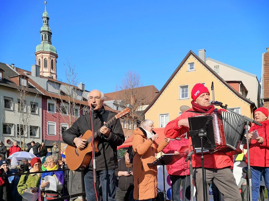 Bei strahlendem Sonnenschein machten sich rund 5000 Teilnehmende vom Platz der Verfassungsfreunde in Richtung Marktplatz auf die Beine. Es ging auch am AfD-Wahlstand vorbei.