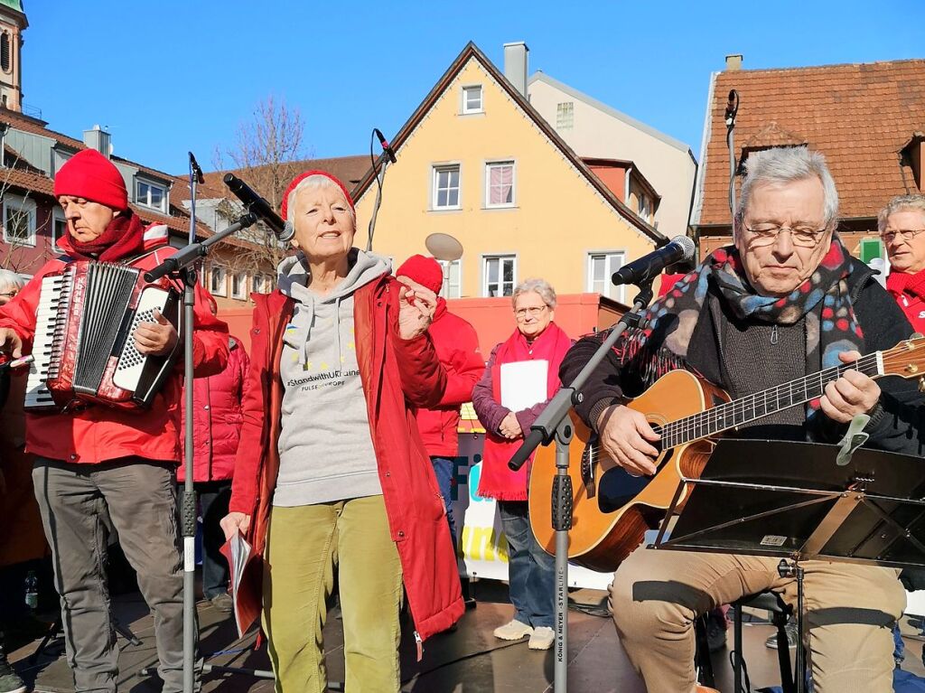 Bei strahlendem Sonnenschein machten sich rund 5000 Teilnehmende vom Platz der Verfassungsfreunde in Richtung Marktplatz auf die Beine. Es ging auch am AfD-Wahlstand vorbei.