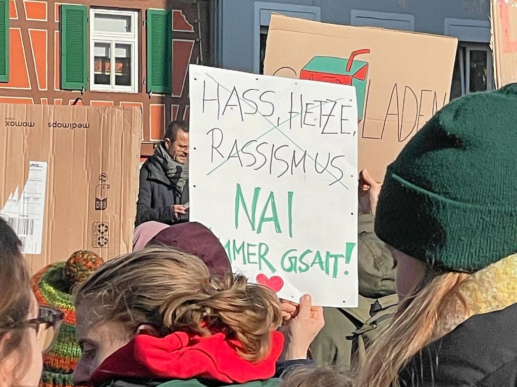 Bei strahlendem Sonnenschein machten sich rund 5000 Teilnehmende vom Platz der Verfassungsfreunde in Richtung Marktplatz auf die Beine. Es ging auch am AfD-Wahlstand vorbei.