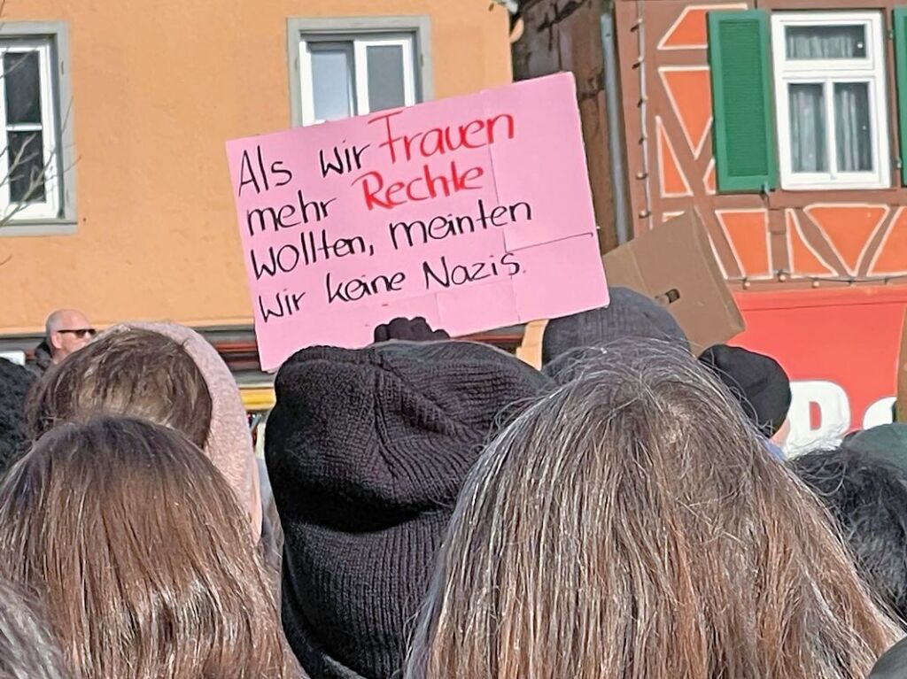 Bei strahlendem Sonnenschein machten sich rund 5000 Teilnehmende vom Platz der Verfassungsfreunde in Richtung Marktplatz auf die Beine. Es ging auch am AfD-Wahlstand vorbei.