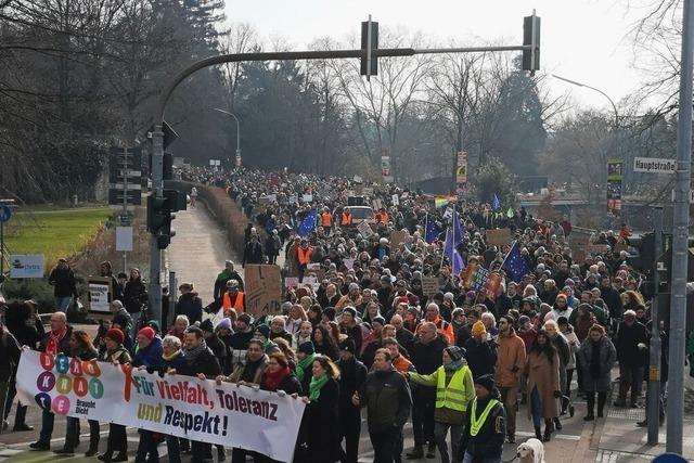 Erneut demonstrieren 5000 Menschen in Offenburg bunt und laut fr Demokratie und gegen Rechtsextremismus