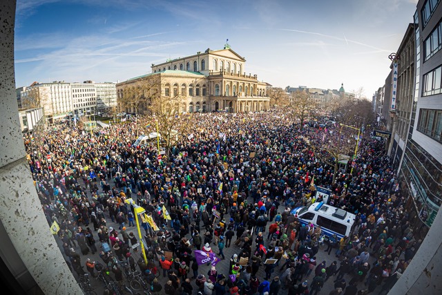 Auf dem Opernplatz in Hannover protestieren Menschen gegen Rechtsextremismus.  | Foto: Moritz Frankenberg/dpa