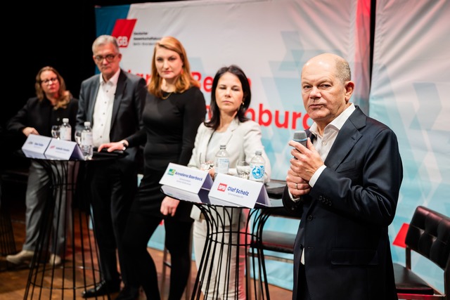 Bundeskanzler Olaf Scholz wirbt f&uuml;r niedrigere Strompreise.  | Foto: Christoph Soeder/dpa