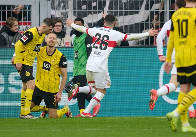 War der Ungl&uuml;cksrabe beim Kovac-D...uml;r den BVB: Waldemar Anton (2.v.l.)  | Foto: Bernd Thissen/dpa