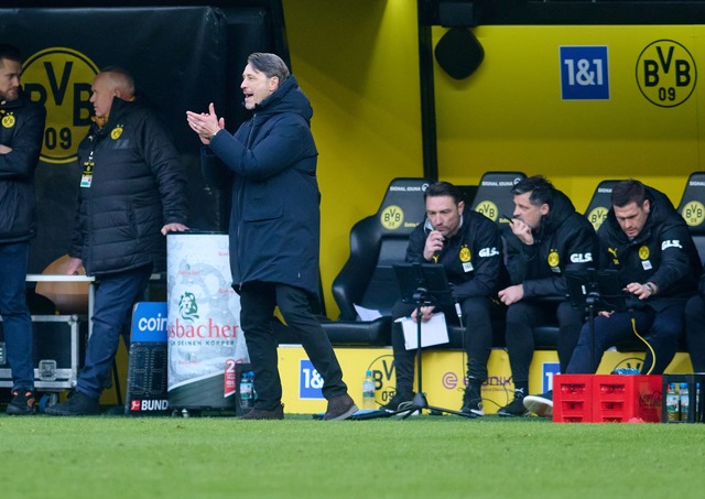 Niko Kovac trieb seine Dortmunder Mannschaft immer wieder von der Seitenlinie an  | Foto: Bernd Thissen/dpa