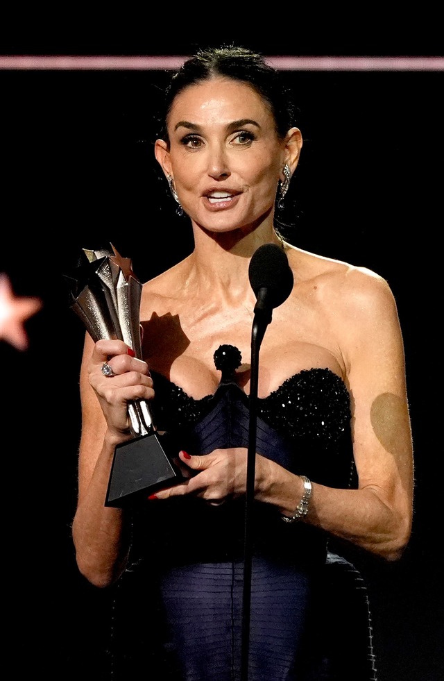 Demi Moore ("The Substance") mit dem Preis f&uuml;r die beste Schauspielerin.  | Foto: Chris Pizzello/Invision/AP/dpa