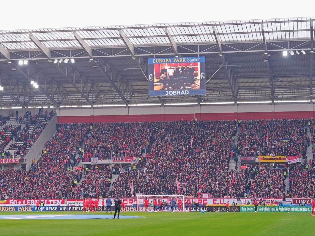 Gemeinsam mit Musikerinnen und Musikern aus Freiburgs Partnerstadt Lviv sangen die Zuschauer im Europa-Park-Stadion „You’ll never walk alone“.