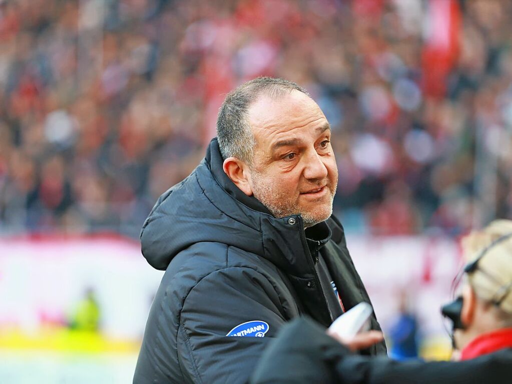 Heidenheim-Trainer Frank Schmidt vor dem Spiel