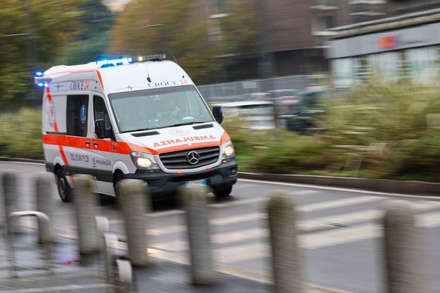 F&uuml;nf Menschen wurden per Rettungs...ins Krankenhaus gebracht. (Symbolbild)  | Foto: Jan Woitas/dpa