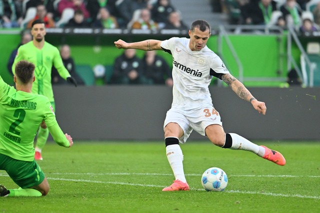 Leverkusens Granit Xhaka (r) beim Torschuss gegen Wolfsburg  | Foto: Swen Pf&ouml;rtner/dpa