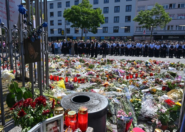 Bei der Gedenkfeier nach dem t&ouml;dl...n Polizisten Rouven Laur. (Archivbild)  | Foto: Bernd Wei&szlig;brod/dpa