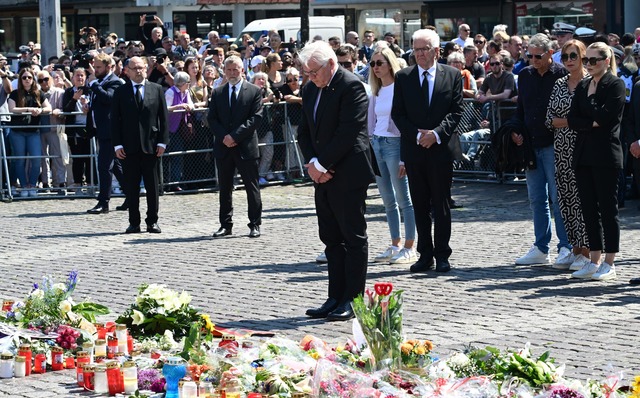 Bei der Gedenkfeier nach dem t&ouml;dl...n Polizisten Rouven Laur. (Archivbild)  | Foto: Bernd Wei&szlig;brod/dpa