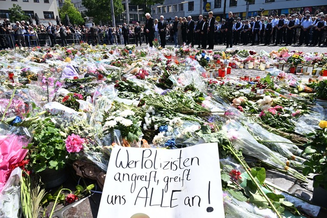 Bei der Gedenkfeier nach dem t&ouml;dl...n Polizisten Rouven Laur. (Archivbild)  | Foto: Bernd Wei&szlig;brod/dpa