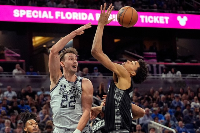 Franz Wagner (l) f&uuml;hrte die Orlan...an Antonio Spurs um Victor Wembanyama.  | Foto: John Raoux/AP/dpa