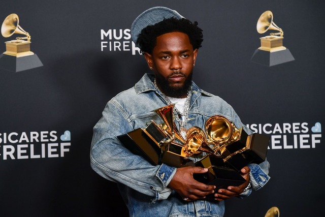 Zuletzt noch mit Grammys, bald auf der Stadionb&uuml;hne: Kendrick Lamar.  | Foto: Richard Shotwell/Invision/AP/dpa