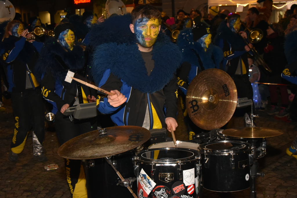 Frhlich zogen ber 80 Znfte, Fanfarenzge, Gugge-Musik- und Fasnachtsgruppen durch die Emmendinger Altstadt.