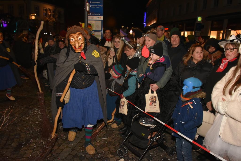 Frhlich zogen ber 80 Znfte, Fanfarenzge, Gugge-Musik- und Fasnachtsgruppen durch die Emmendinger Altstadt.