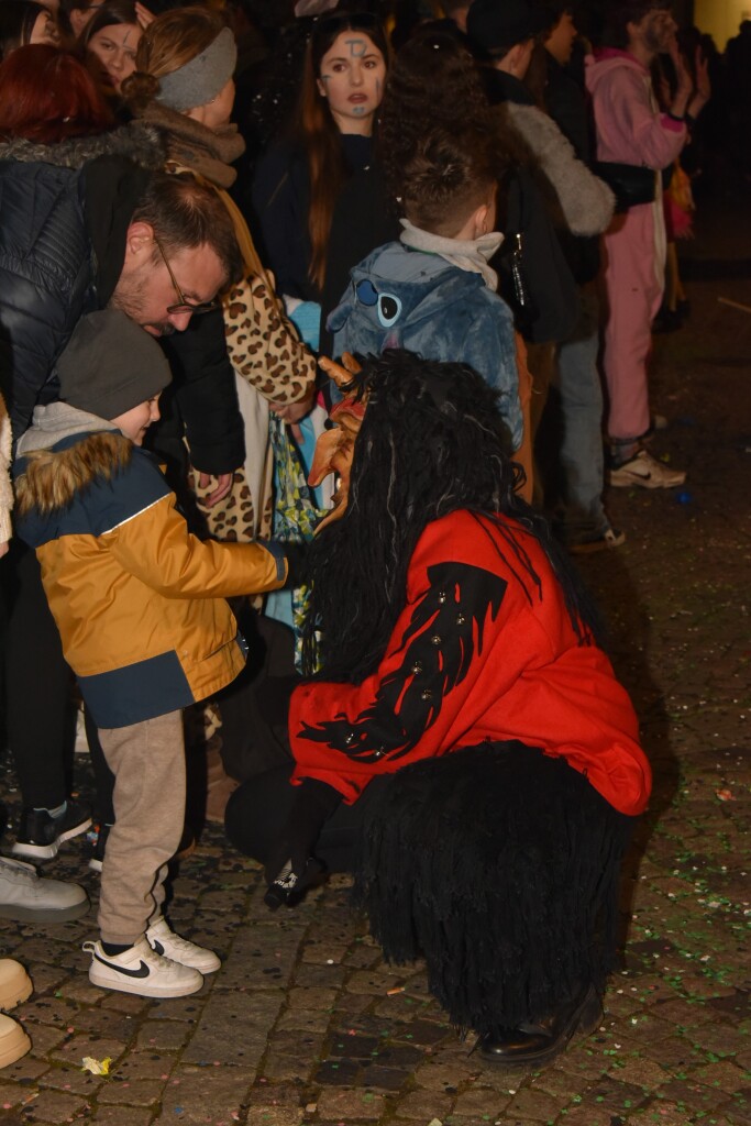 Frhlich zogen ber 80 Znfte, Fanfarenzge, Gugge-Musik- und Fasnachtsgruppen durch die Emmendinger Altstadt.