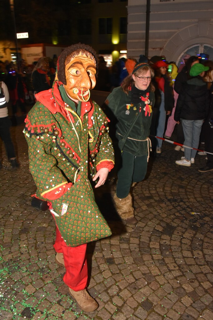 Frhlich zogen ber 80 Znfte, Fanfarenzge, Gugge-Musik- und Fasnachtsgruppen durch die Emmendinger Altstadt.