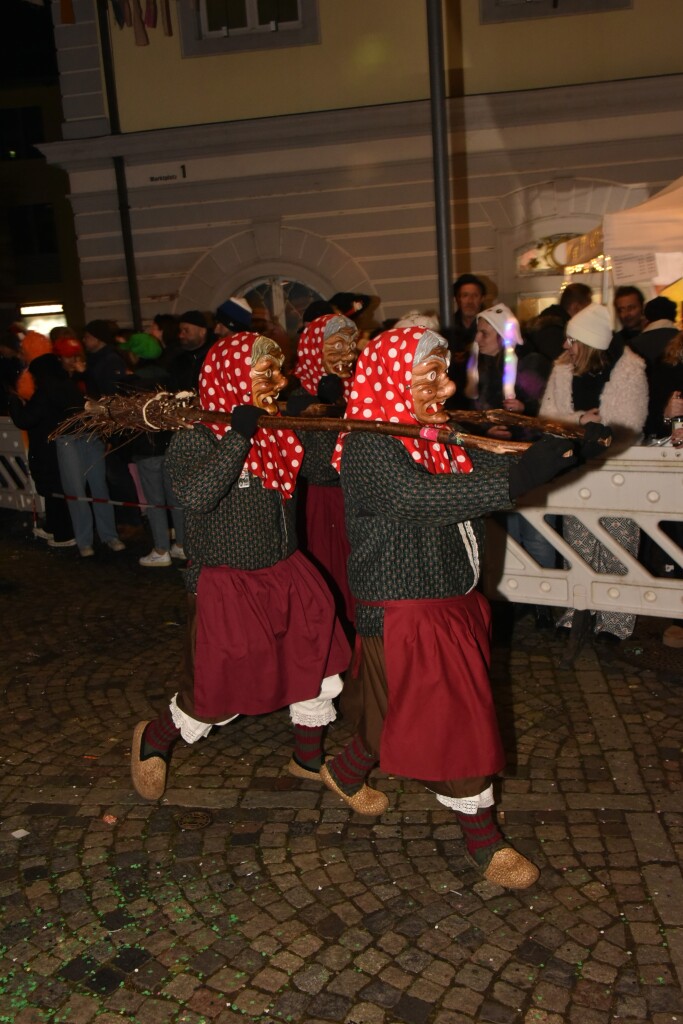 Frhlich zogen ber 80 Znfte, Fanfarenzge, Gugge-Musik- und Fasnachtsgruppen durch die Emmendinger Altstadt.