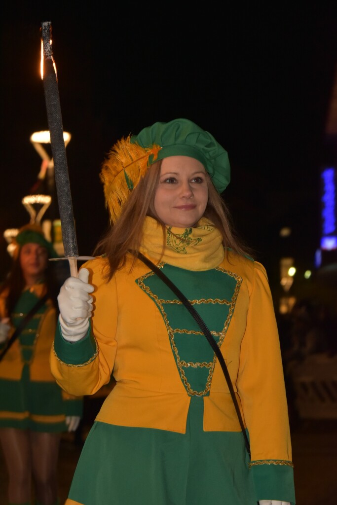 Frhlich zogen ber 80 Znfte, Fanfarenzge, Gugge-Musik- und Fasnachtsgruppen durch die Emmendinger Altstadt.