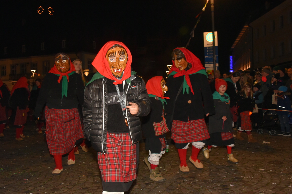 Frhlich zogen ber 80 Znfte, Fanfarenzge, Gugge-Musik- und Fasnachtsgruppen durch die Emmendinger Altstadt.