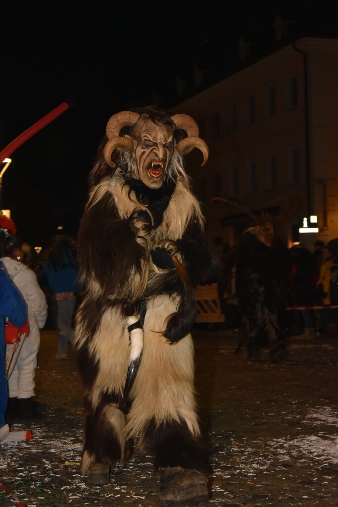 Frhlich zogen ber 80 Znfte, Fanfarenzge, Gugge-Musik- und Fasnachtsgruppen durch die Emmendinger Altstadt.