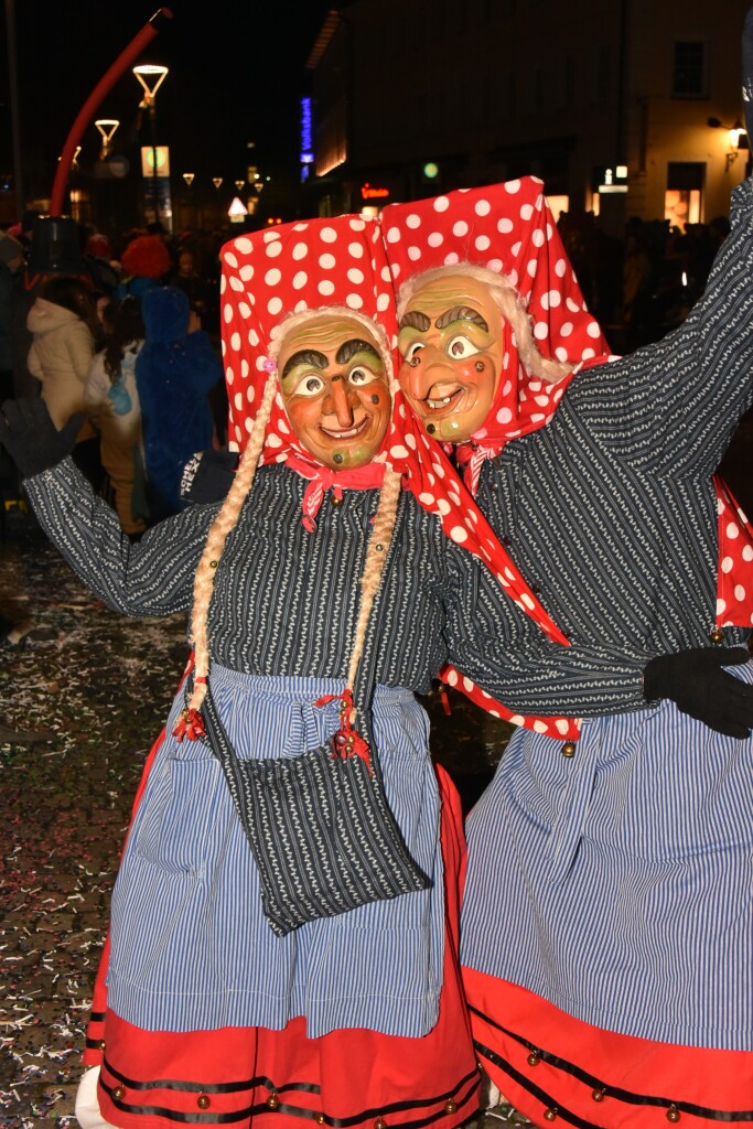 Frhlich zogen ber 80 Znfte, Fanfarenzge, Gugge-Musik- und Fasnachtsgruppen durch die Emmendinger Altstadt.