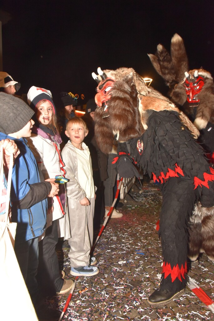 Frhlich zogen ber 80 Znfte, Fanfarenzge, Gugge-Musik- und Fasnachtsgruppen durch die Emmendinger Altstadt.