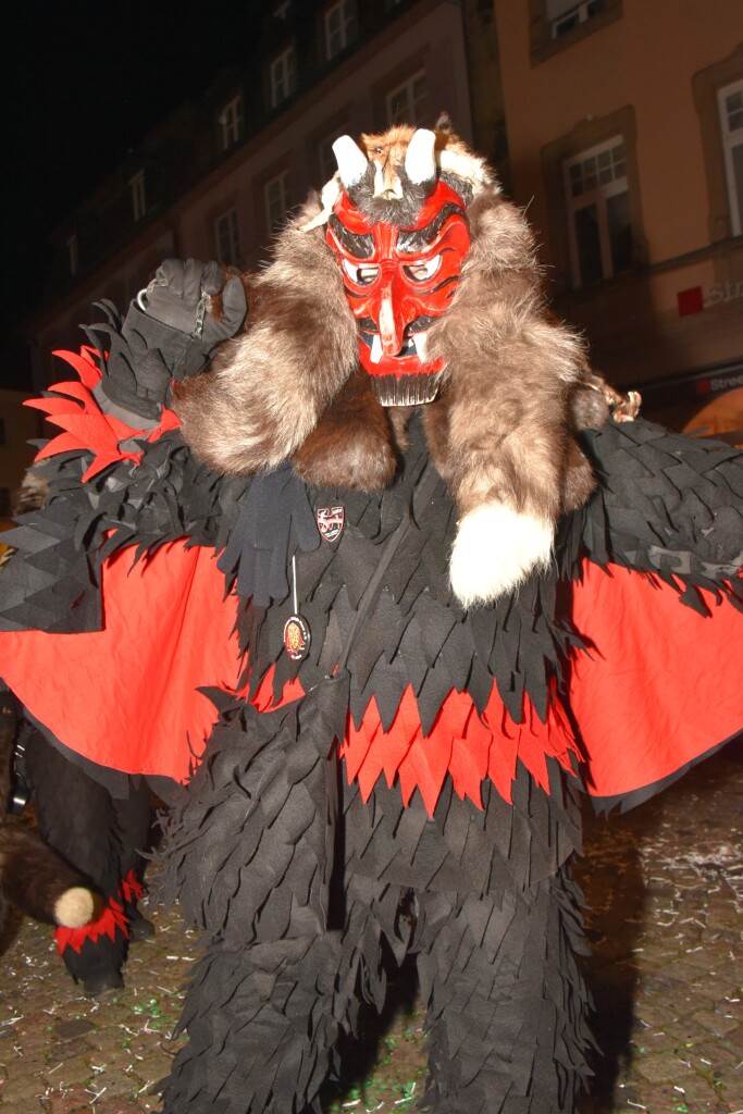 Frhlich zogen ber 80 Znfte, Fanfarenzge, Gugge-Musik- und Fasnachtsgruppen durch die Emmendinger Altstadt.