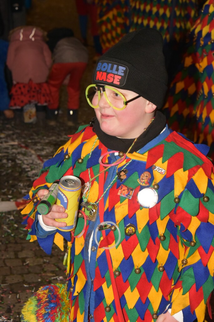 Frhlich zogen ber 80 Znfte, Fanfarenzge, Gugge-Musik- und Fasnachtsgruppen durch die Emmendinger Altstadt.