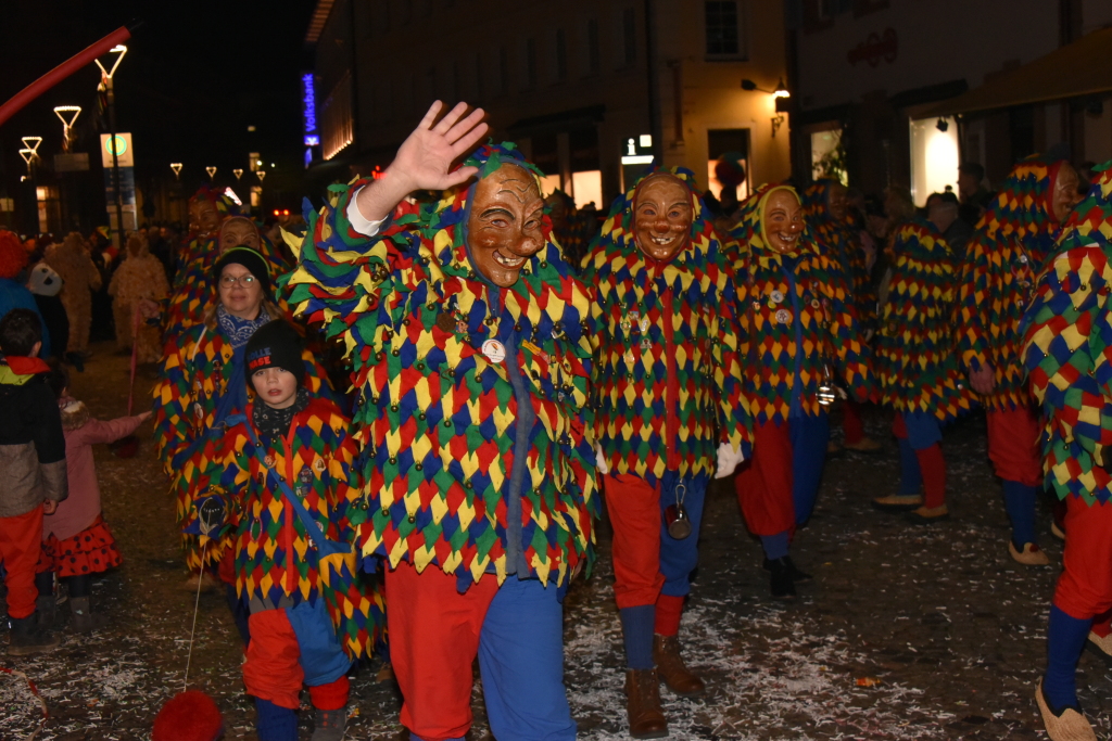 Frhlich zogen ber 80 Znfte, Fanfarenzge, Gugge-Musik- und Fasnachtsgruppen durch die Emmendinger Altstadt.