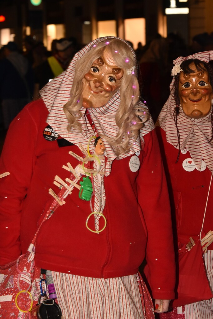 Frhlich zogen ber 80 Znfte, Fanfarenzge, Gugge-Musik- und Fasnachtsgruppen durch die Emmendinger Altstadt.