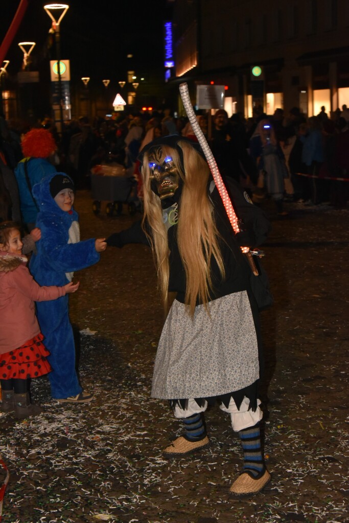 Frhlich zogen ber 80 Znfte, Fanfarenzge, Gugge-Musik- und Fasnachtsgruppen durch die Emmendinger Altstadt.