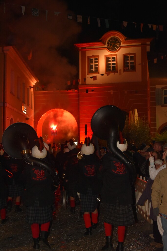 Frhlich zogen ber 80 Znfte, Fanfarenzge, Gugge-Musik- und Fasnachtsgruppen durch die Emmendinger Altstadt.