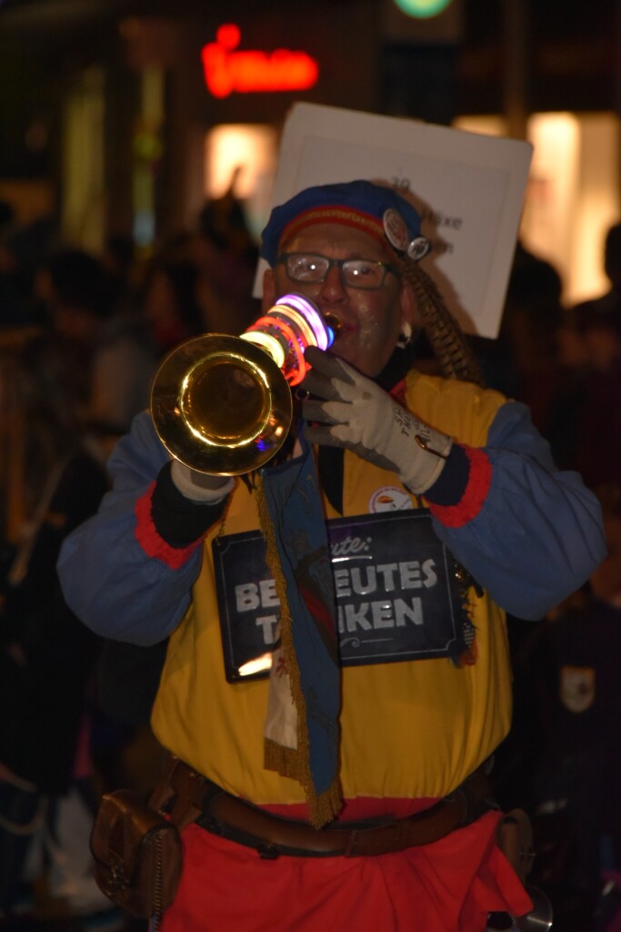 Frhlich zogen ber 80 Znfte, Fanfarenzge, Gugge-Musik- und Fasnachtsgruppen durch die Emmendinger Altstadt.